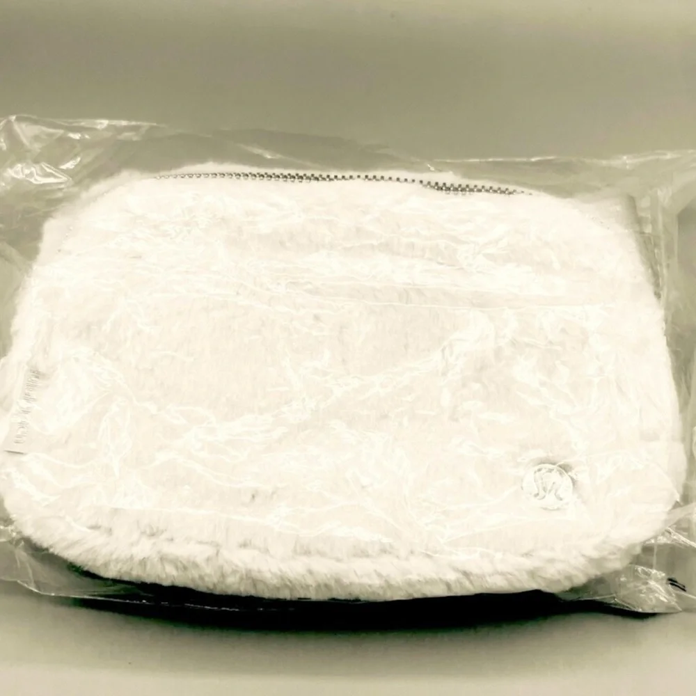 Authentic LULULEMON Plush Fleece Everywhere Belt Bag 1L Bone/ Silver NEW
NEW - Picture 8 of 12